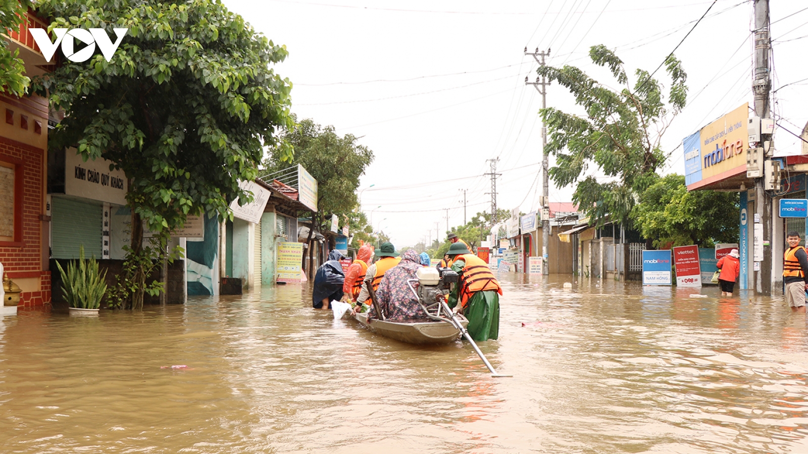 Khẩn trương tiếp cận, hỗ trợ bà con vùng lũ Quảng Bình